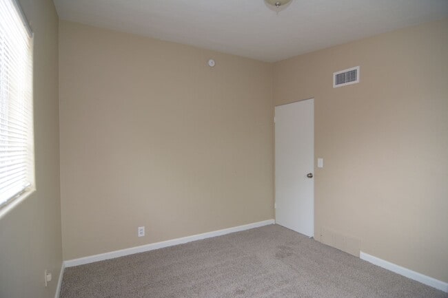 Building Photo - Updated 2 Bedroom 1 Bath! Located in Convenient Central Tucson Location!