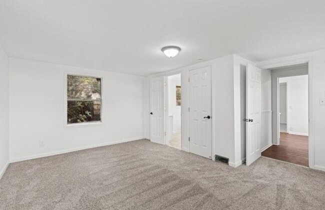 Building Photo - Beautifully Renovated 4 Bedroom 2 Bath Hom...