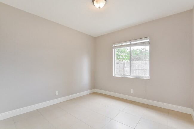 Building Photo - 8431 Alveron Ave