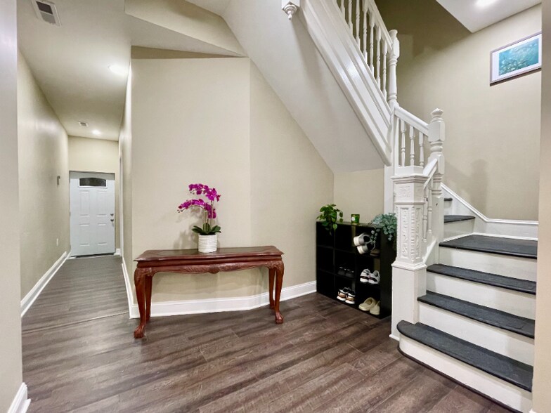 Building Photo - 2007 Boone St