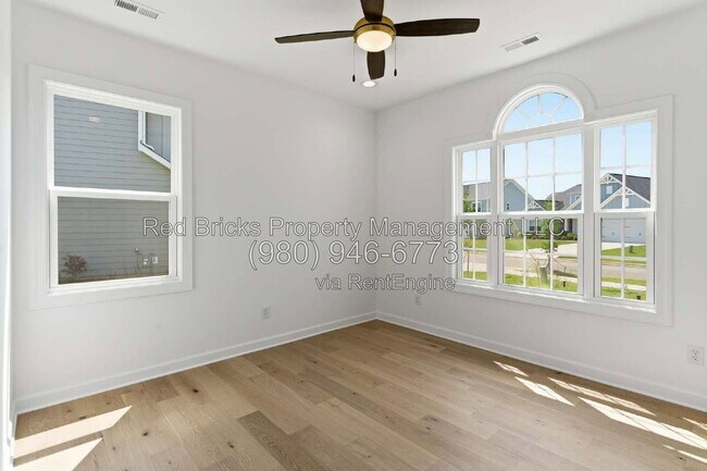 Building Photo - 4016 Dahlia Dr