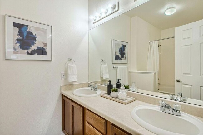 Building Photo - Spacious 3 Bed Condo in Gated Savannah Condos | Pool, Spa & Covered Balcony
