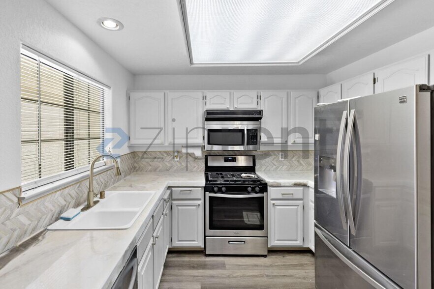 Building Photo - Unit 1022