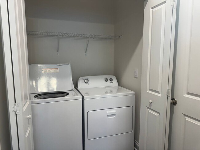 Building Photo - Beautiful Four Bedroom Townhouse in Sherri...