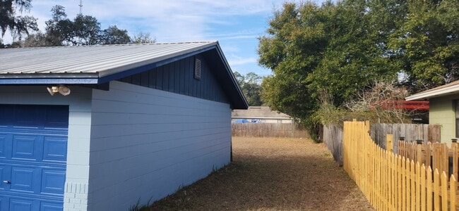 Building Photo - 242 Redbud Ln