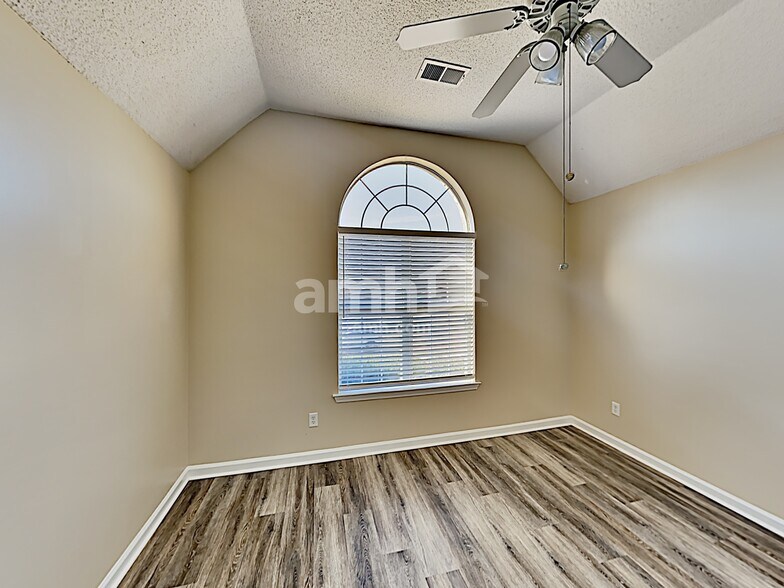Building Photo - 4946 Rivercrest Ln