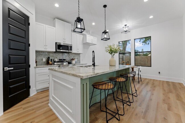 Building Photo - 518 Clinton St