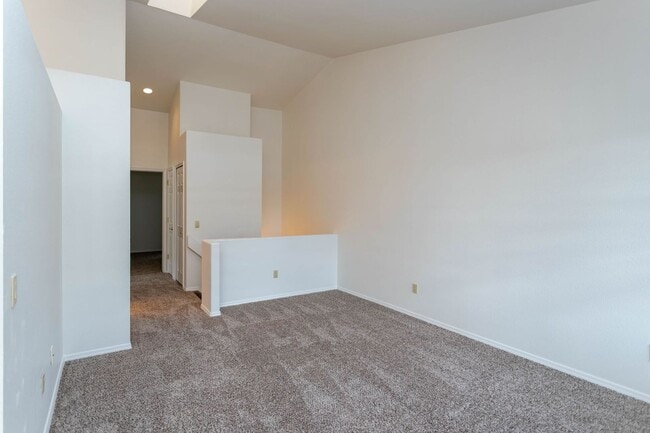 Building Photo - Lovely District 20 Townhome!