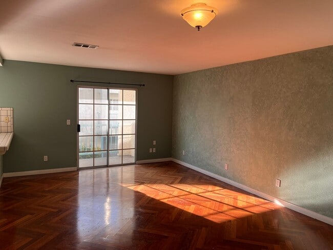 Building Photo - Canyon Crest 3bd/2.5ba Townhouse with Smart TV Move In Special!