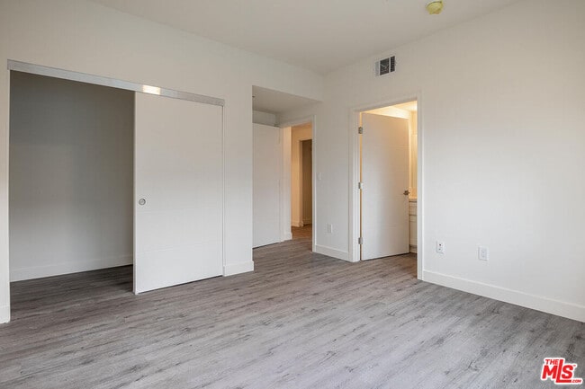 Building Photo - 4806 Elmwood Ave