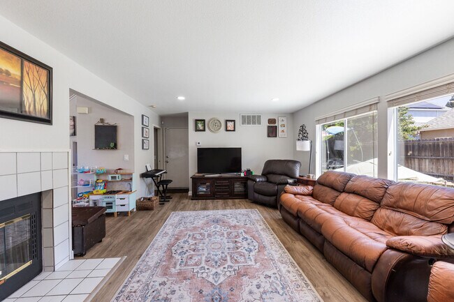 Building Photo - 907 Shadywood Cir