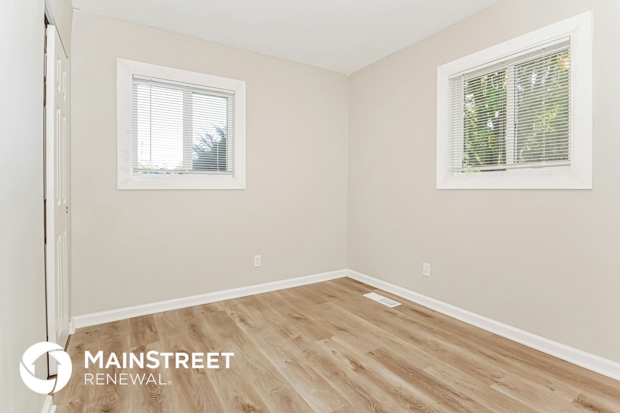 Building Photo - 2813 Falcon Dr