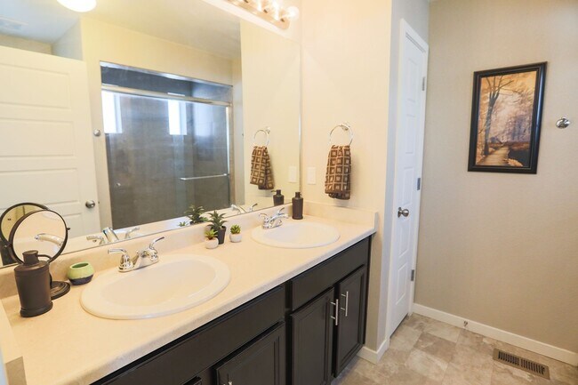 Building Photo - BEAUTIFUL 3BD HOME WITH LUXURY UPGRADES IN...