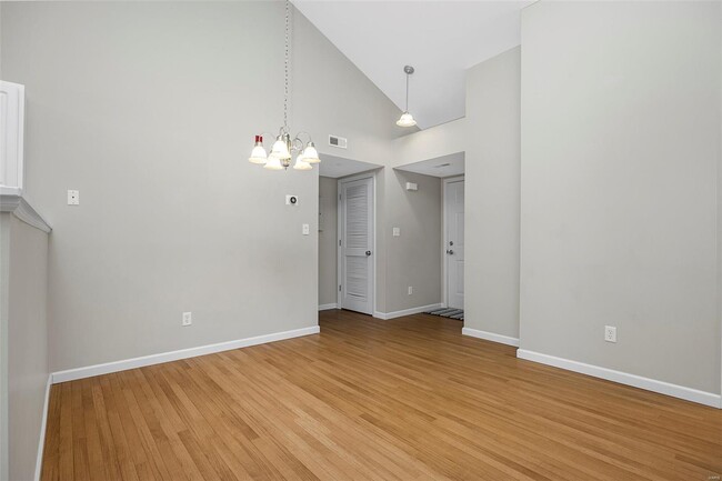 Building Photo - 432 Saravalle Dr