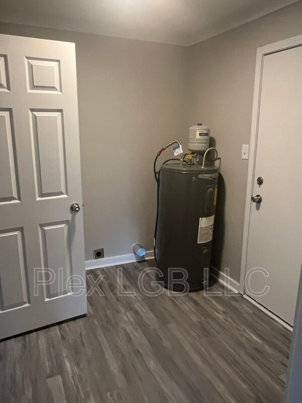 Building Photo - 405 Render St