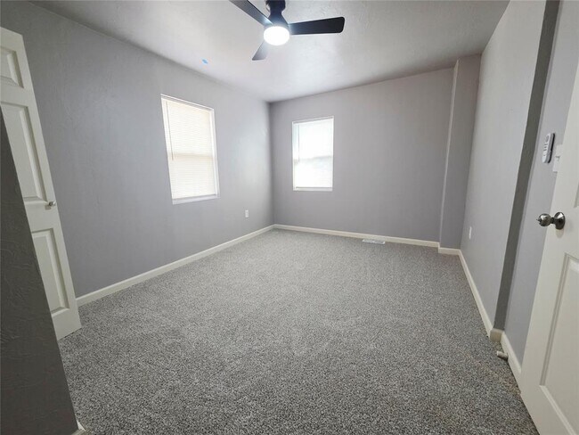 Building Photo - 2720 N Lyons Dr