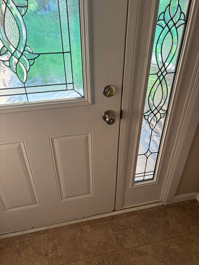 Building Photo - Gorgeous 2-Bedroom Apartment with Garage in a Quiet Neighborhood