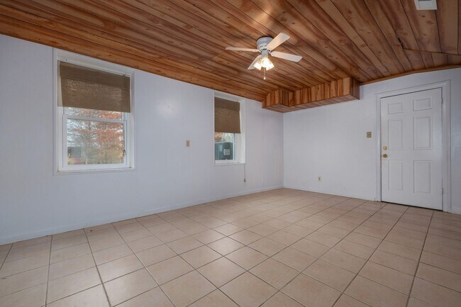 Building Photo - 3 Bedrooms with Full Basement on Corner Lot!