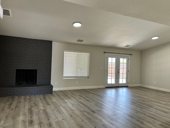 Building Photo - Please Contact Vaughn Realty to set up an ...