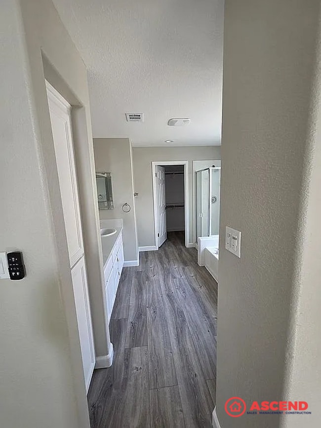 Building Photo - Beautiful Home in the Southwest!