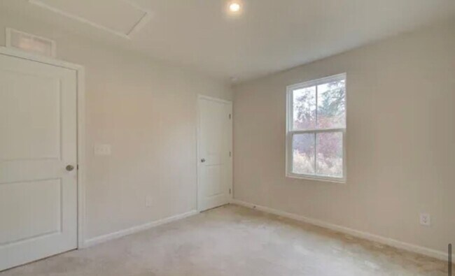 Building Photo - Spacious 4/2.5 Move In Ready Now