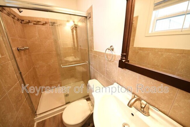 Building Photo - 823 Brentwood Dr