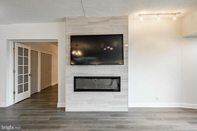 Building Photo - 21510 Valley Forge Cir