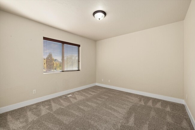 Building Photo - Spacious 5-Bedroom Home (plus bonus room) on ½ Acre in Bridgetower – Rare Meridian Rental!