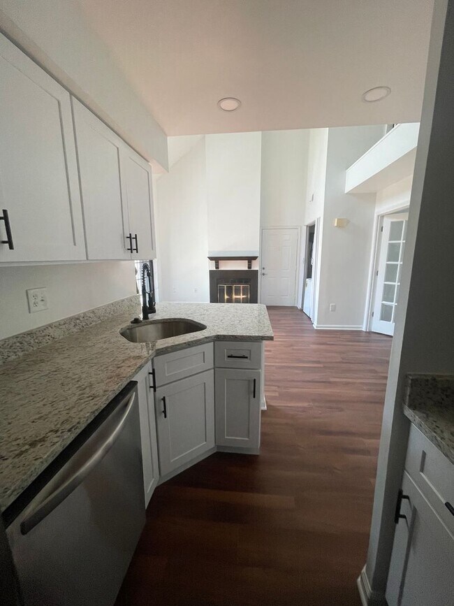 Building Photo - TOP FLOOR CONDO WITH ONE BEDROOM, DEN WITH...