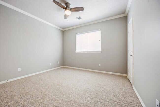 Building Photo - 5337 Elm St