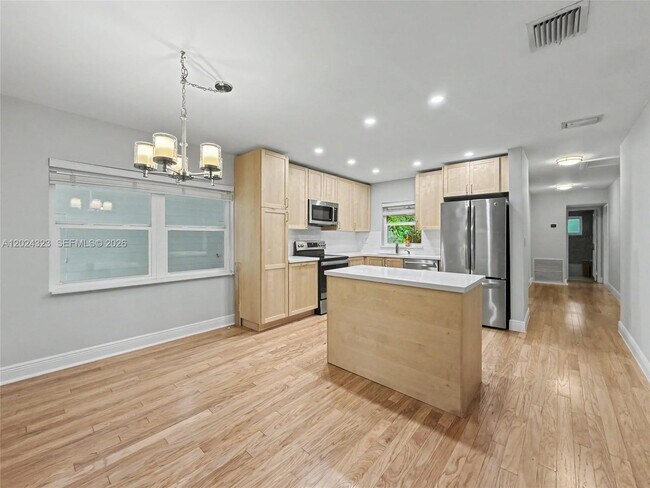 Building Photo - 7601 SW 64th Ct