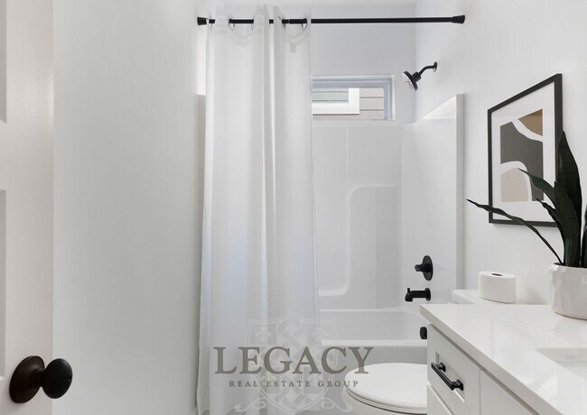 Building Photo - 2027 Rosemary Ln