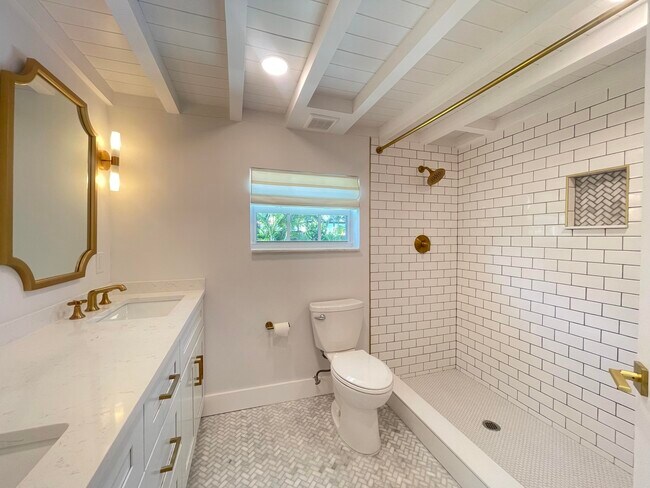 Building Photo - 360 Alhambra Pl