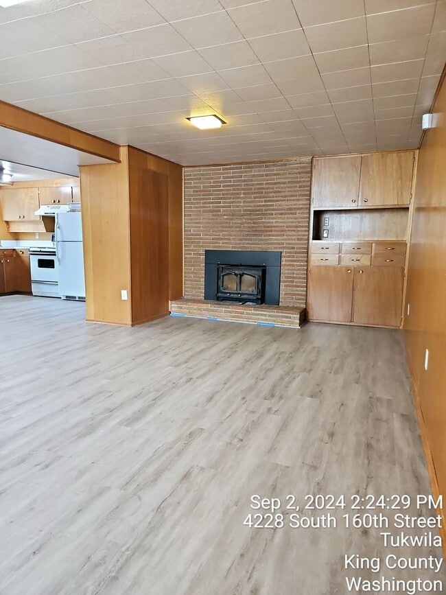 Building Photo - Tukwila/SeaTac daylight rambler - large home for rent - 4 bedrooms 2 bathrooms with 2 kitchens - ...