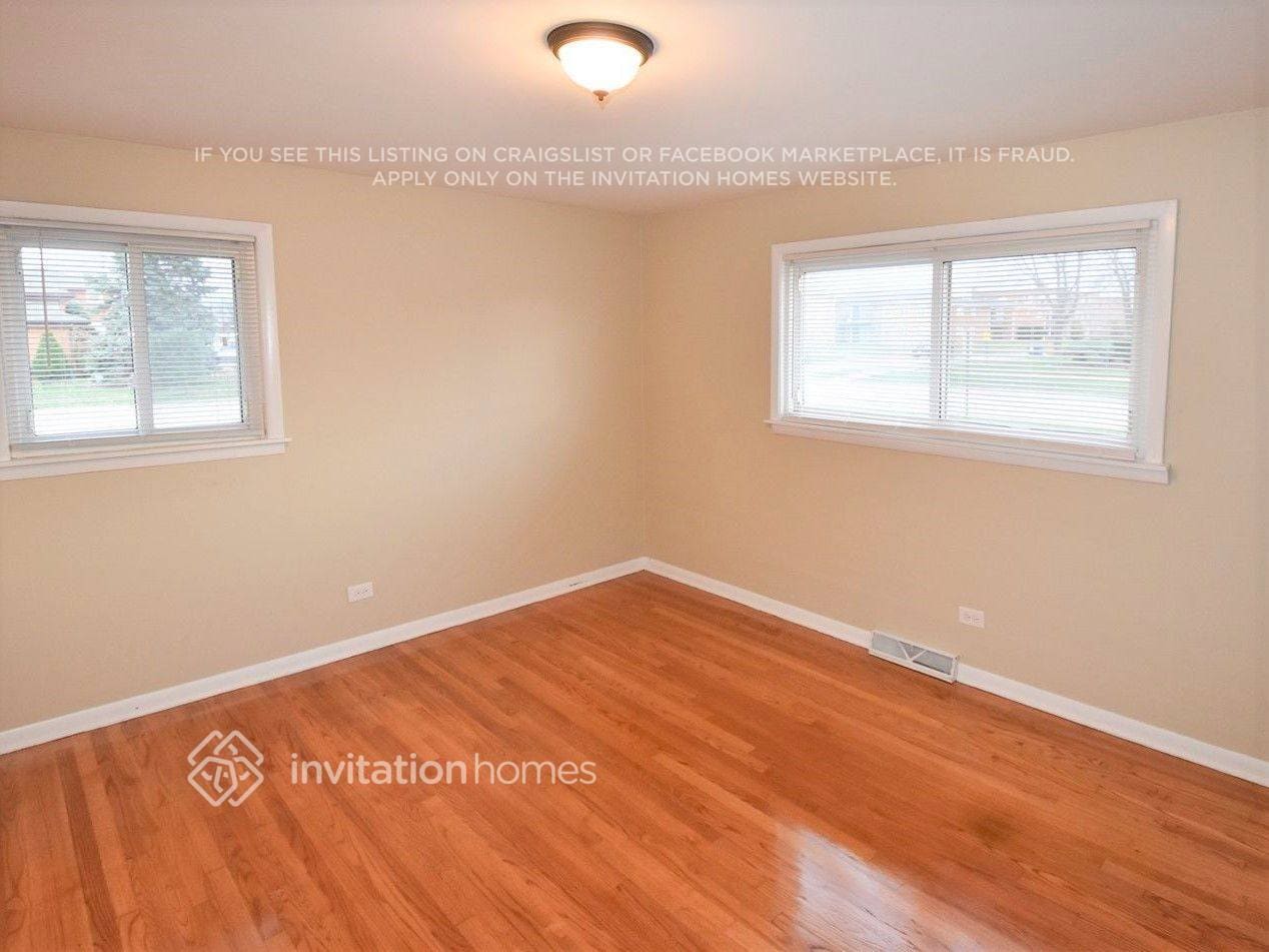 Building Photo - 7648 S Oconto Ave