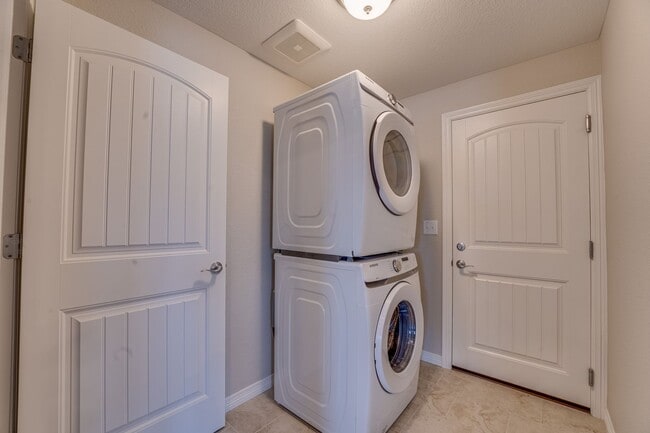 Building Photo - Stunning 3 Bedroom 2 Bathroom townhome in Fort Collins!