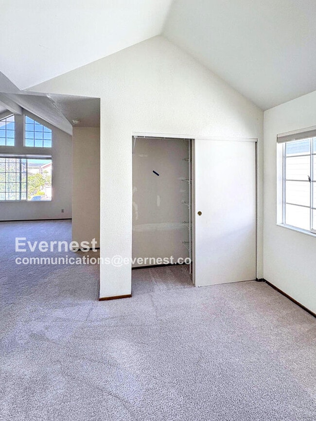 Building Photo - 34282 Kenwood Dr