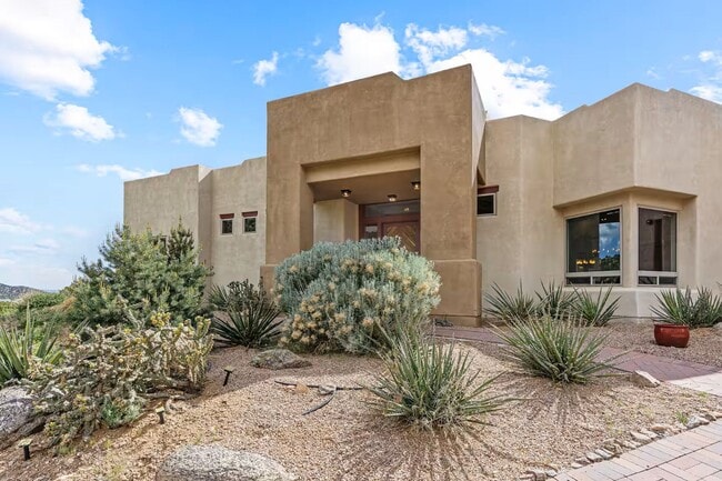 Building Photo - 8 E Longview Dr