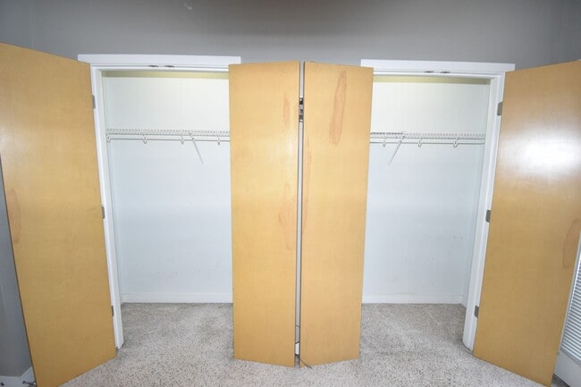 Building Photo - Large 2 Bedroom Condo For Rent Near Historic Downtown Clarksville!