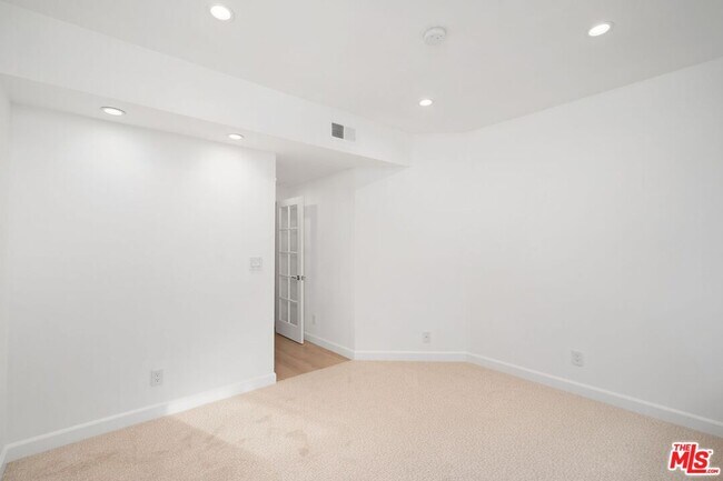 Building Photo - 656 N W Knoll Dr