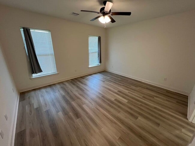 Building Photo - Trendy, 3 bedroom, 2 bath home in coveted Kenilworth Crossing Community near LSU