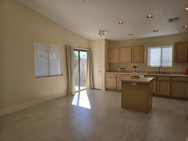 Building Photo - 7980 N Siskiyou Dr