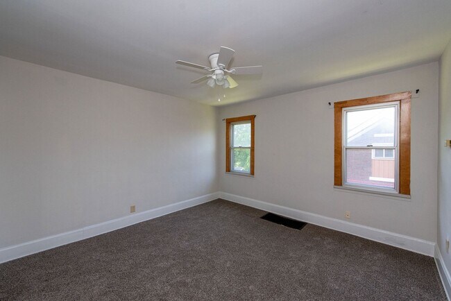 Building Photo - COVEDALE - Charming 3 bed apt, upstairs of...