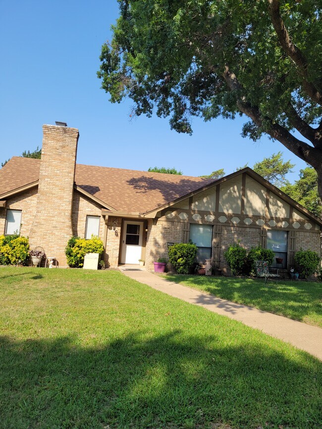 Front view - 706 S Forest Ln