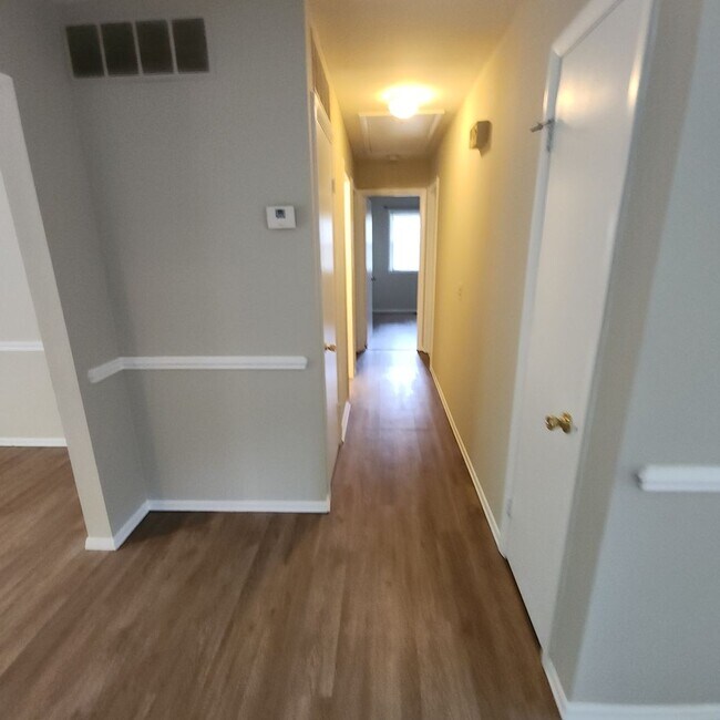 Building Photo - 3 Bedroom, 1.5 Bath Rancher in Established...