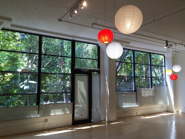 Building Photo - Highly sought after live/work space for le...