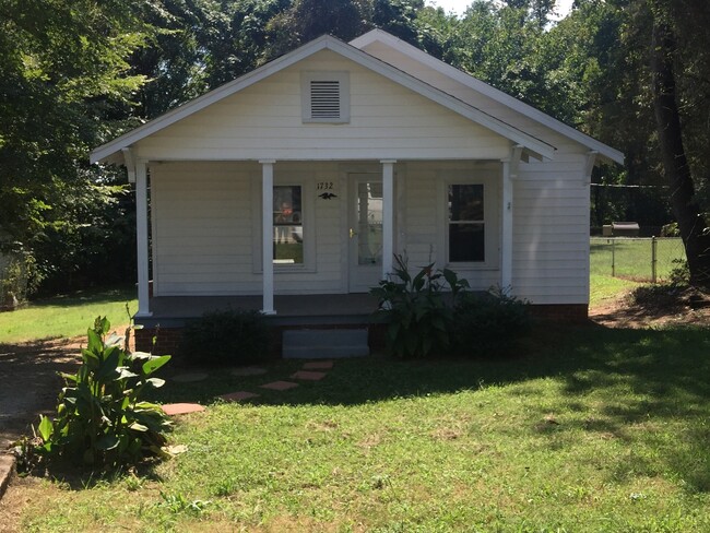 Primary Photo - Adorable 2BR Home with Rocking Chair Front...