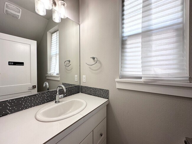 Building Photo - Beautiful Home in Desirable Monterey Estates – Happy Valley