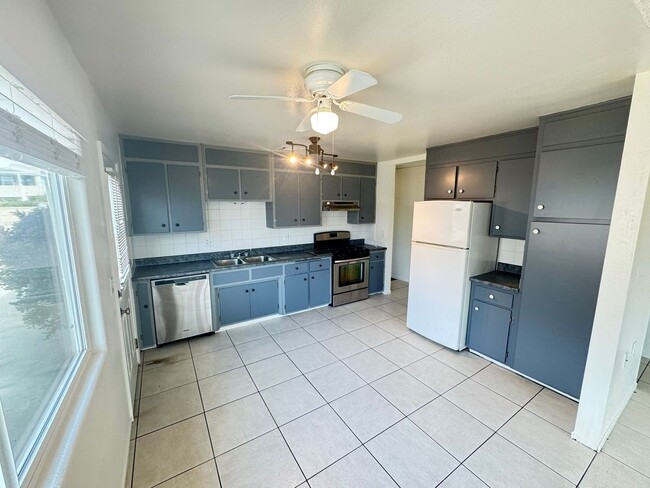 Building Photo - 647 Newport Ave