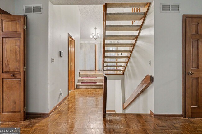 Building Photo - 500 Hickory Hills Trail